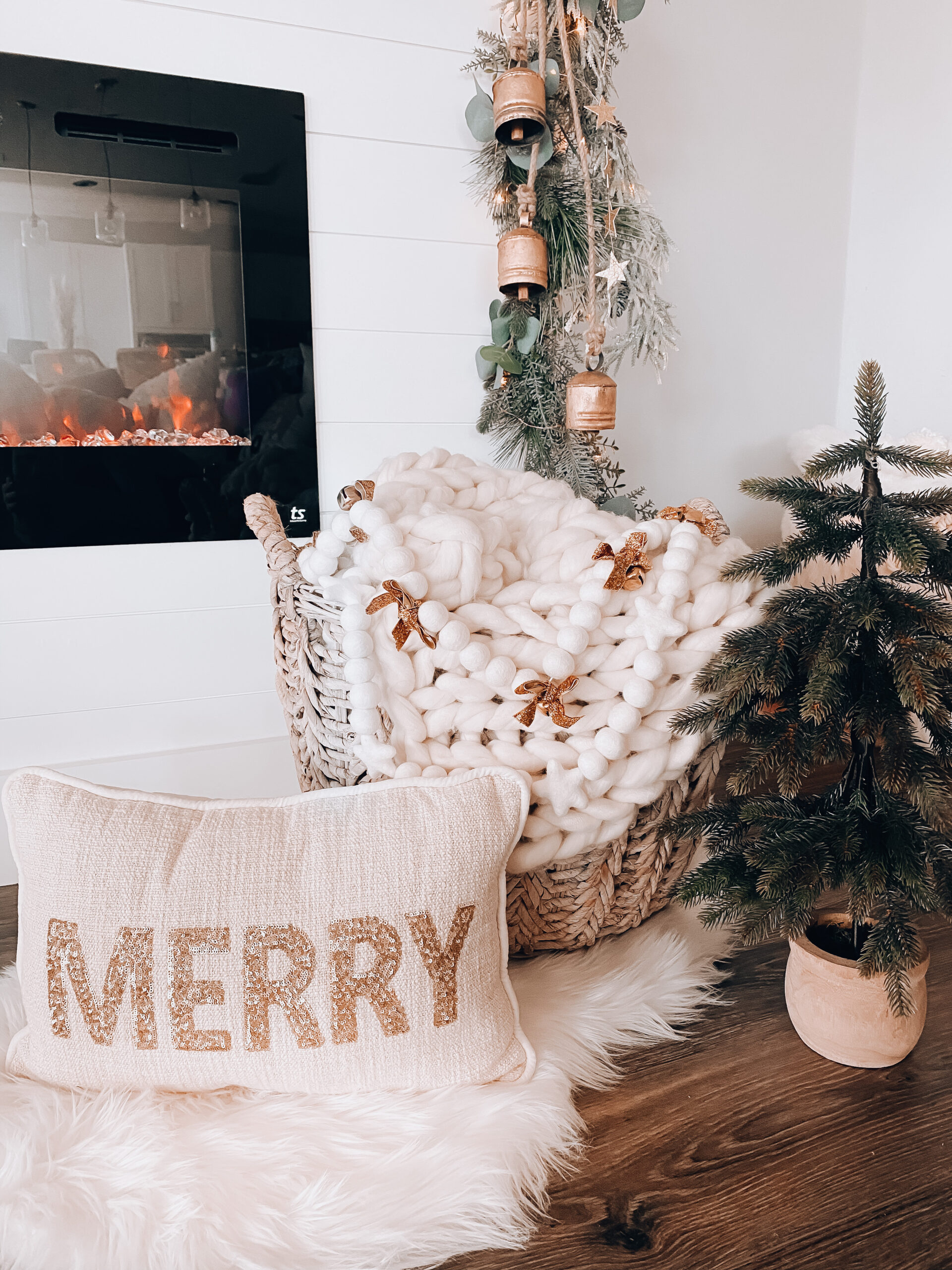 Neutral Christmas decor, Neutral christmas mantel