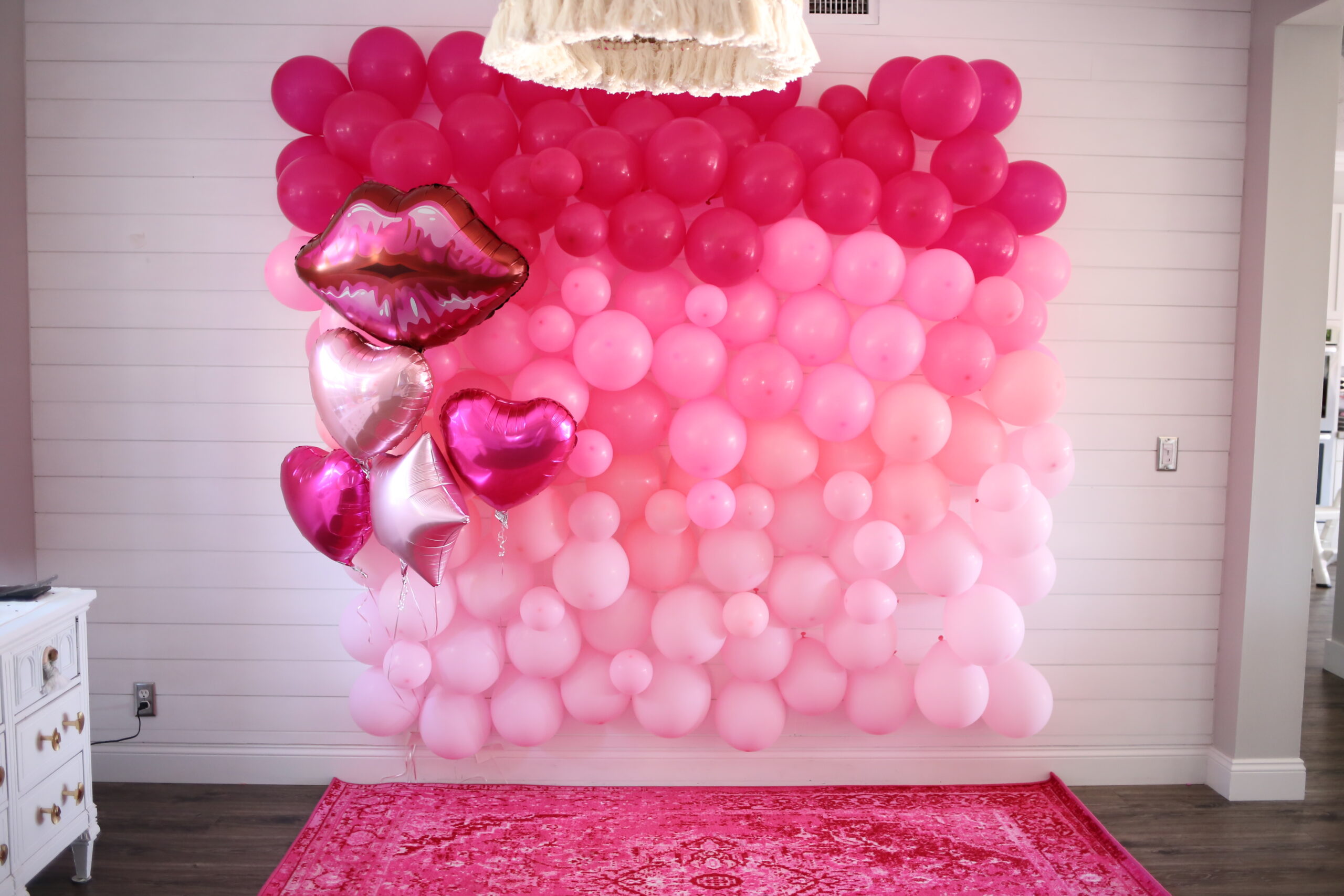 ombre pink balloons DIY for photos of guests